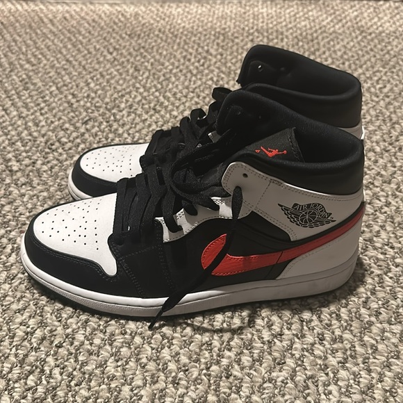 Air Jordan 1 Mid 'Chile Red Shoes - Picture 4 of 5